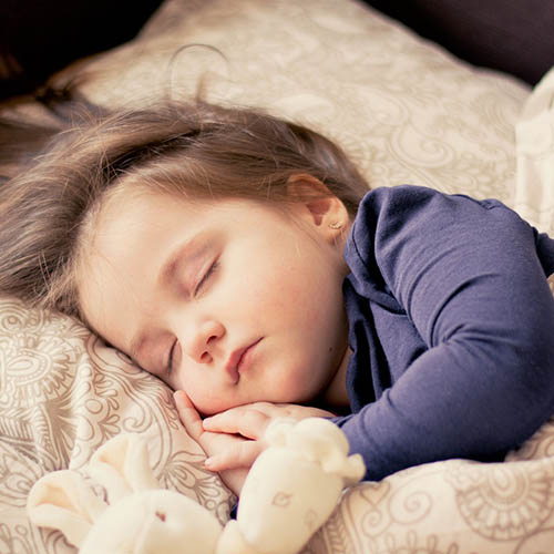  une maman avec son bébé pharmacie du Plain Champ